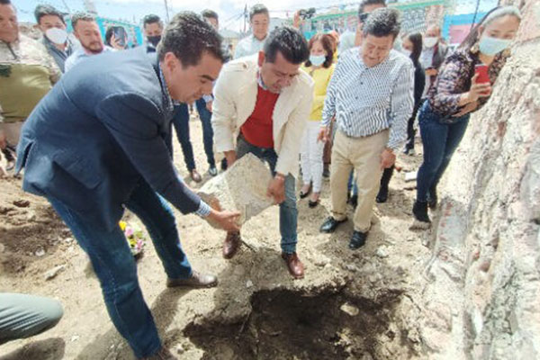 Colocan la primera piedra para la construcción del banco del bienestar en Huactzinco
