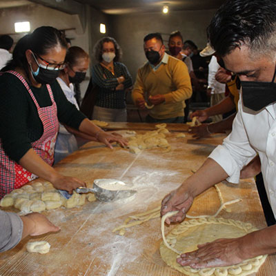 Elaborando pan de fiesta de San Juan Huactzinco