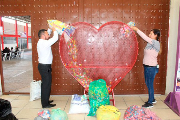 Se suma Huactzinco a reciclar tapitas para el tratamiento de niños con cáncer