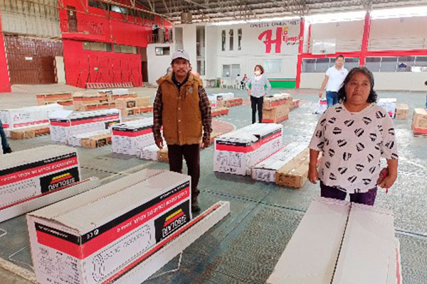 Ciudadanos de Huactzinco reciben calentadores solares subsidiados a través de programas