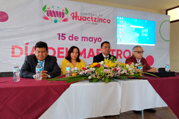 Festeja gobierno municipal de Huactzinco a maestros con ponencias
