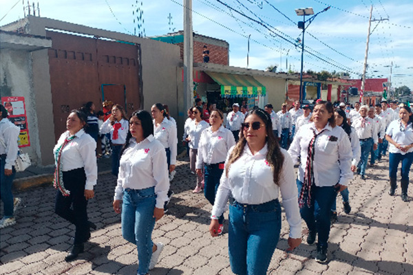 Desfilan escuelas de Huactzinco y población para conmemorar el inicio de Independencia