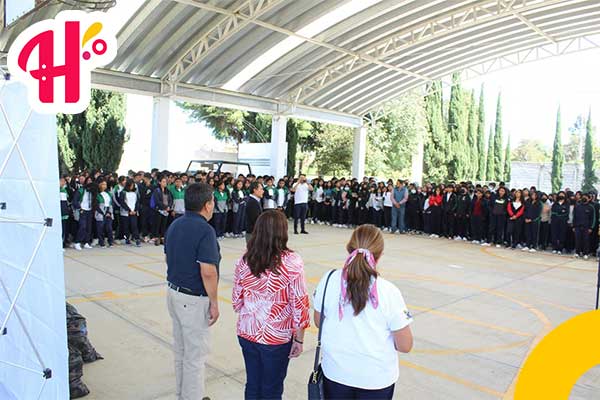 Guzmán Zamora entrega Kits de Útiles Escolares en el CECyTE 15 Huactzinco