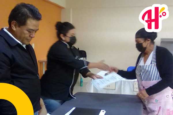 Ciudadanas de Huactzinco reciben constancia después de participar en curso de ICATLAX
