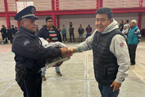 Entrega Josué Guzmán uniformes elementos de seguridad de Huactzinco
