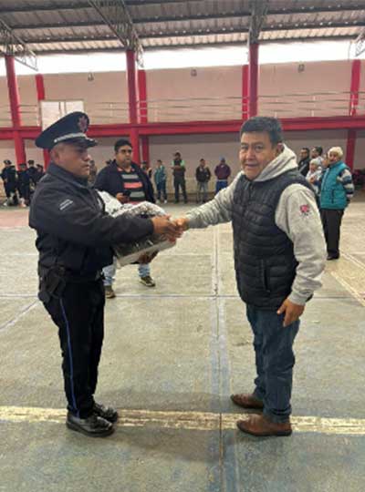 Entrega Josué Guzmán uniformes elementos de seguridad de Huactzinco