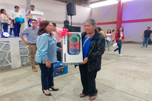 Festeja gobierno municipal de Huactzinco a las mamás en su día
