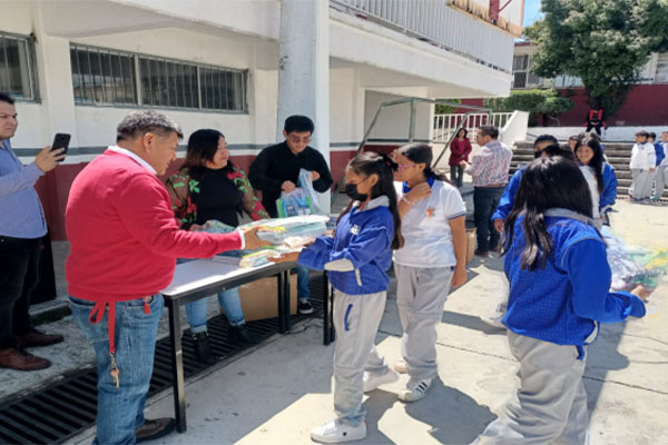 Entrega Josué Guzmán Zamora más de mil kits escolares a estudiantes de Huactzinco